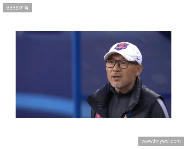 帽子上用中文写着努力、忍耐、牺牲,张外龙:是我作为教练的哲学 帽子上用中文写着努力、忍耐、牺牲,张外龙:是我作为教练的哲学